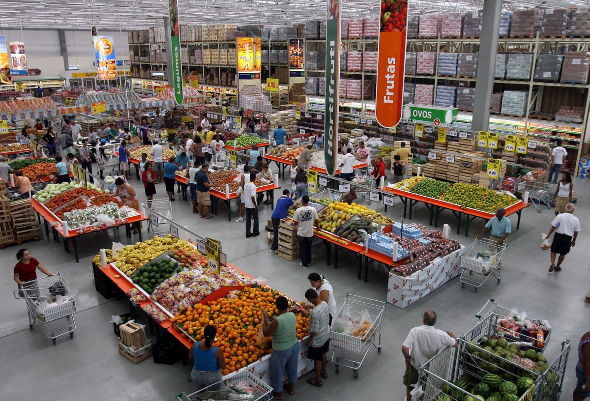 Carrefour abre vaga de emprego para trabalhadores resgatados em colheita de uva no Sul